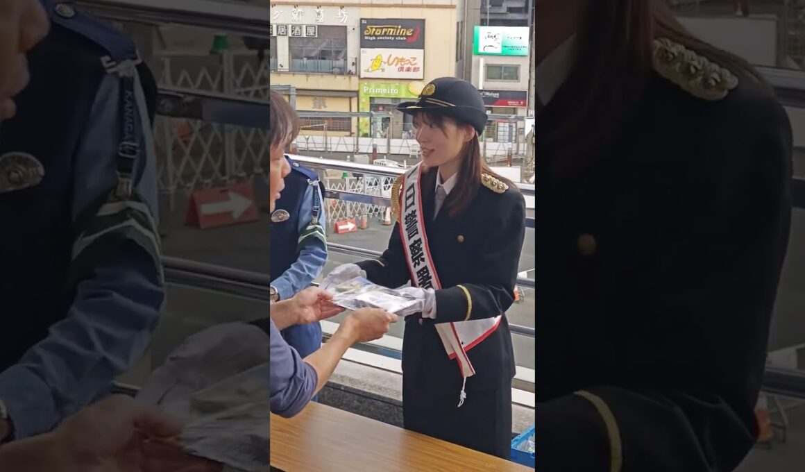 啓発品を配布する一日警察署長・阿部華也子さん👮‍♀️🚨、登戸駅、神奈川県川崎市多摩警察署🚨