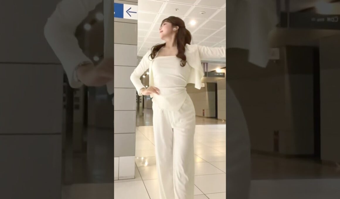 オフィスでこっそり踊ってみるお天気お姉さん #小林李衣奈 #ウェザーニュース
