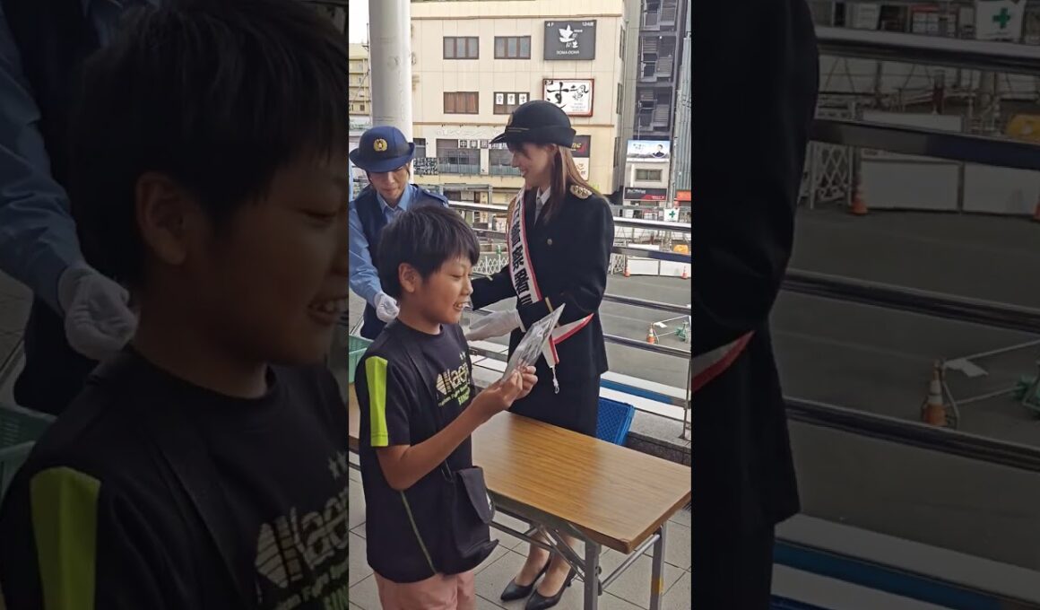 子供たちや一般人に啓発品を配布する阿部華也子さん、一日警察署長、めざましどようびメインキャスター、登戸駅、多摩警察署👮‍♀️🚨