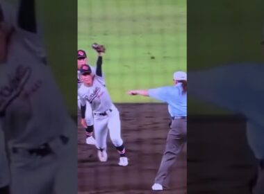 女性審判を見下すような態度は良くない。高校野球の男尊女卑の世界は変わらないのか。女性審判はナイスジャッジで判定は変わらず。