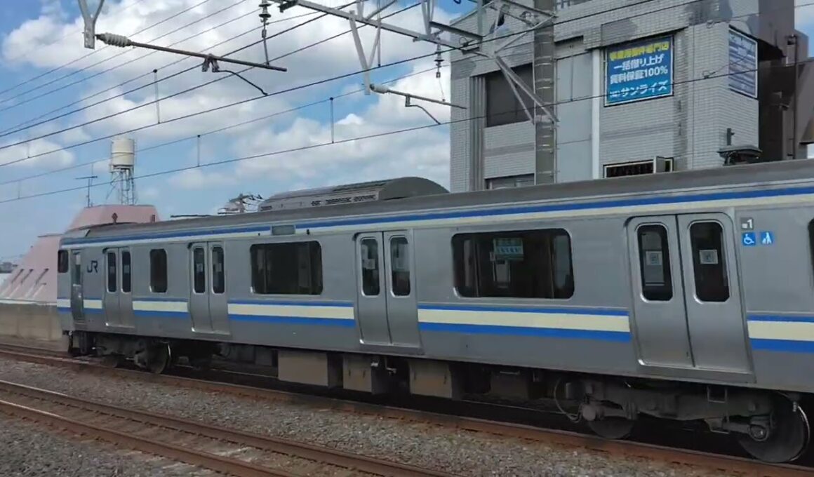 総武線下総中山駅を高速通過するE217系総武快速線快速君津行き