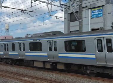 総武線下総中山駅を高速通過するE217系総武快速線快速君津行き