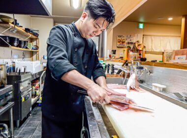 中１から包丁を握る２４歳の次男が背負う…和歌山の天才若手職人が営む創業３４年の老舗の１日に密着！