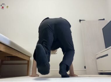 【孤独の56歳】逆立ち20日目で負傷