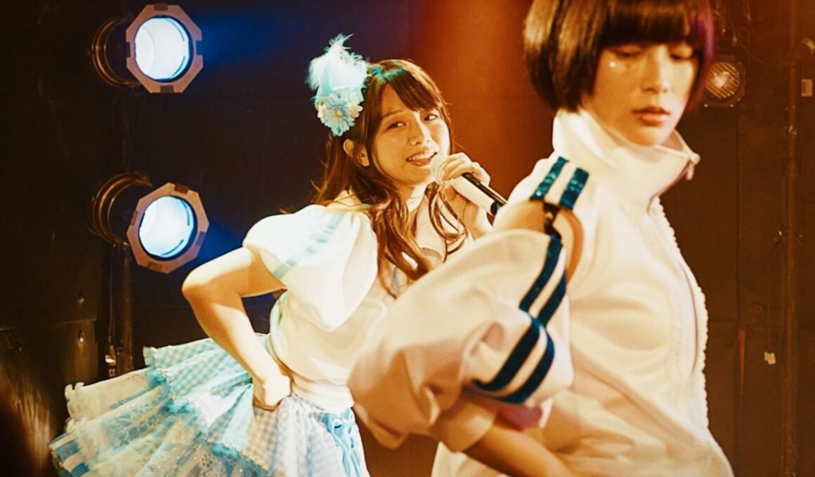 森香澄、劇中で半地下アイドル時代のライブ映像を披露！　映画『てんてん ずっと独身でいるつもり？』 本編映像＆場面写真が解禁！