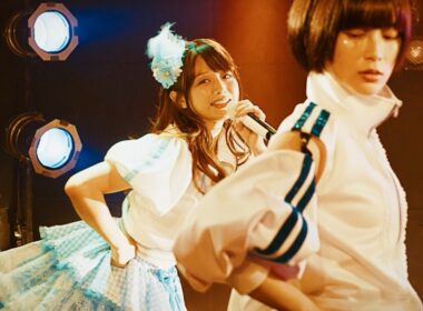 森香澄、劇中で半地下アイドル時代のライブ映像を披露！　映画『てんてん ずっと独身でいるつもり？』 本編映像＆場面写真が解禁！