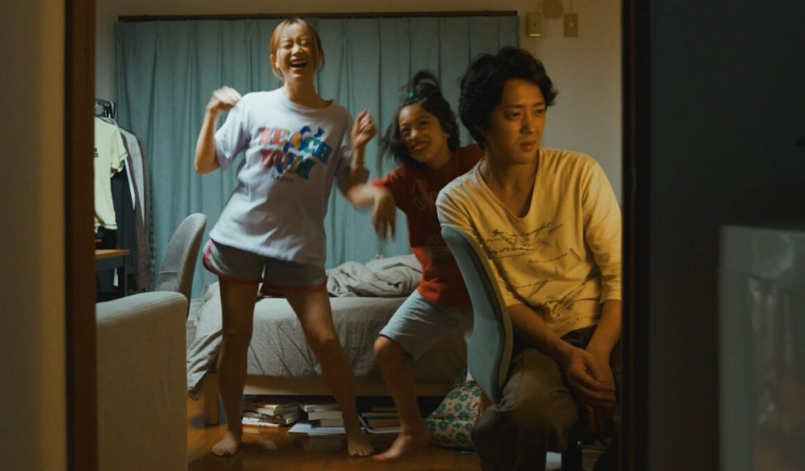 森香澄、”半地下アイドル姿”を披露！部屋着で歌って踊りまくる！　映画『てんてん　ずっと独身でいるつもり？』本編映像