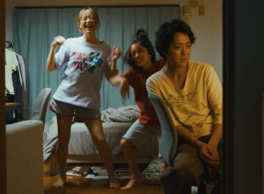 森香澄、”半地下アイドル姿”を披露！部屋着で歌って踊りまくる！　映画『てんてん　ずっと独身でいるつもり？』本編映像