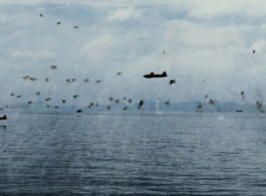 高度10メートル。対空砲火の中を海面すれすれで突っ込む一式陸攻3機。1942年8月8日、ガダルカナルに上陸した米軍の船団へ23機が雷撃し、帰ったのは5機だった｜実際の写真をAIフルカラー復元