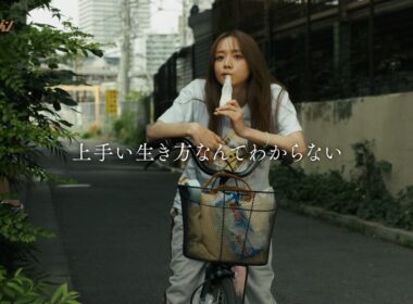 森香澄、“半地下アイドル姿”を披露！部屋着で歌って踊る本編映像を公開 映画『てんてん ずっと独身でいるつもり？』本編映像