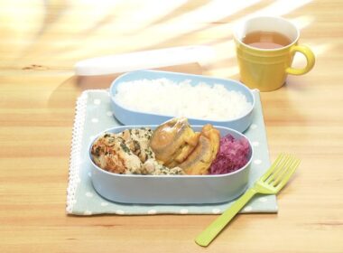 【3分クッキング公式】ハーブチキン弁当（ハーブ塩麹チキン／椎茸のチーズピカタ／紫キャベツのコールスロー）